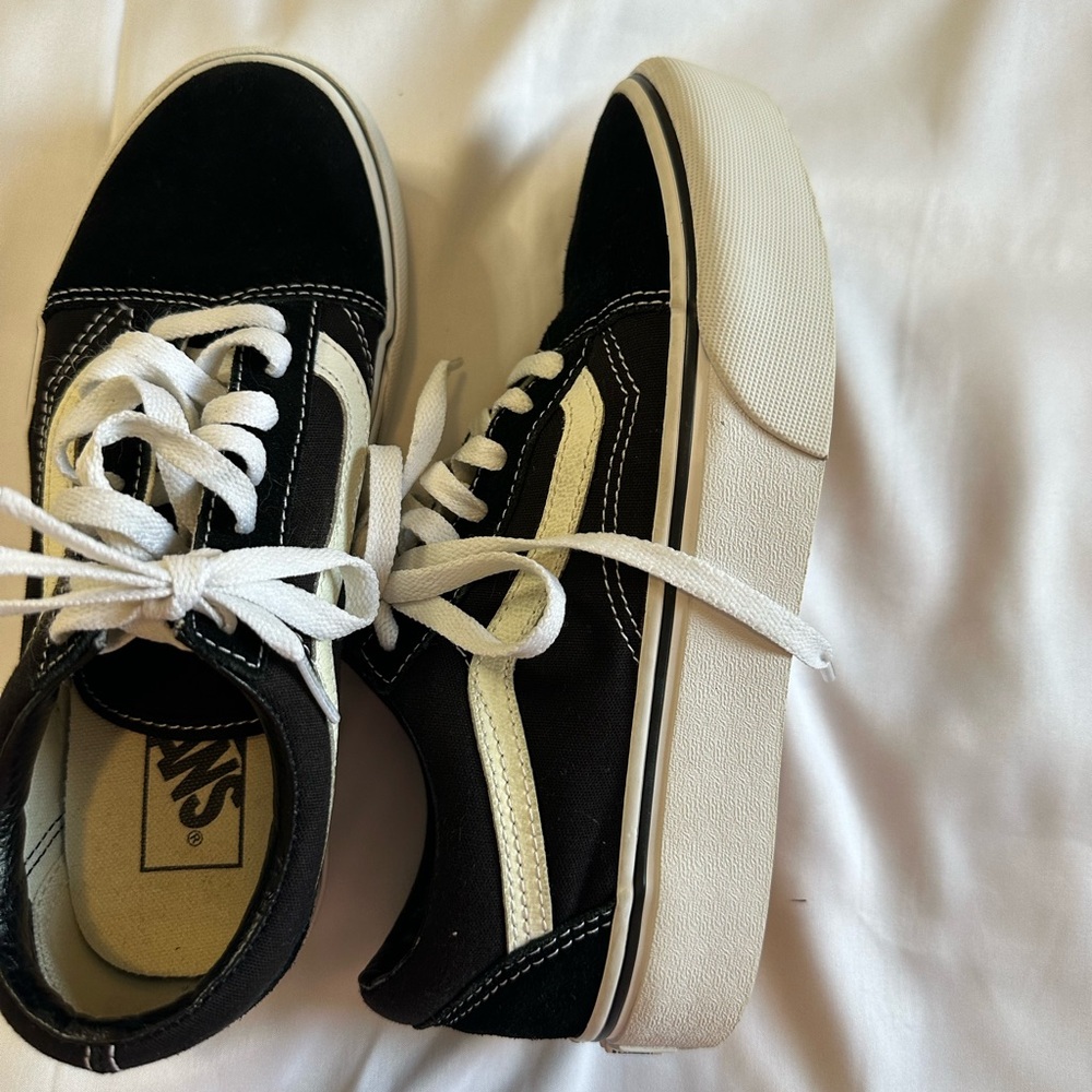 LIKE NEW Vans Old Skool - Black and white-US women 6.5.  / US men 5.0